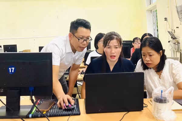 Bồi dưỡng kỹ năng AI cho giáo viên Trung tâm GDTX - Tin học, Ngoại ngữ tỉnh Quảng Trị. Ảnh: NTCC
