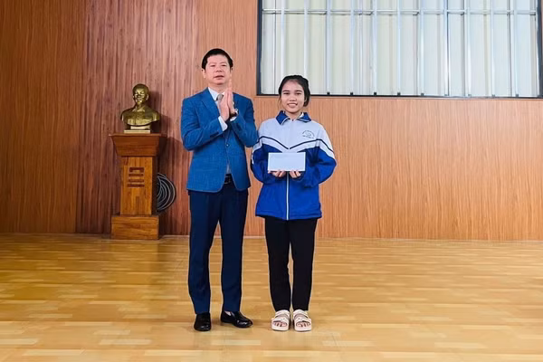 Minh Sương được nhà trường tuyên dương sau thành tích giải Nhất môn Địa lí tại kỳ thi học sinh giỏi văn hóa lớp 12 cấp tỉnh.