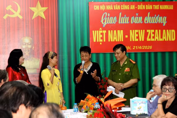Christine Chen giao lưu với các nhà thơ Việt Nam tại NXB Công an nhân dân, tháng 4/ 2026. Ảnh: Nguyễn Văn Vượng