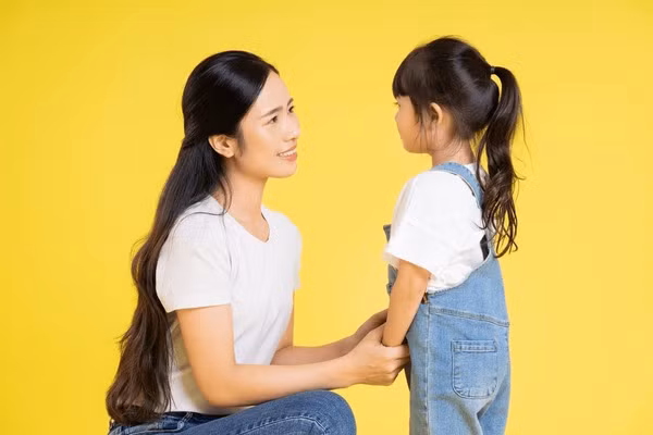 Cha mẹ lựa chọn đối thoại và lắng nghe thay vì áp đặt - cách nuôi dạy đang dần phổ biến trong nhiều gia đình hiện đại. Ảnh minh họa: ITN.