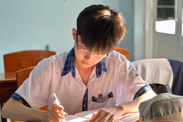 Hồng Phúc Khang chăm chú học tập trên lớp. Ảnh: TG