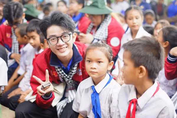 Duy Tân cùng các học sinh tại Lào. Ảnh: NVCC