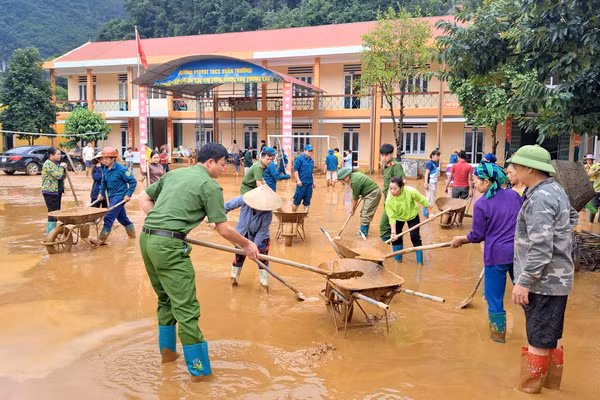 Lực lượng chức năng, người dân phối hợp hỗ trợ dọn dẹp Trường Phổ thông dân tộc bán trú THCS Xuân Trường (Cao Bằng). 
