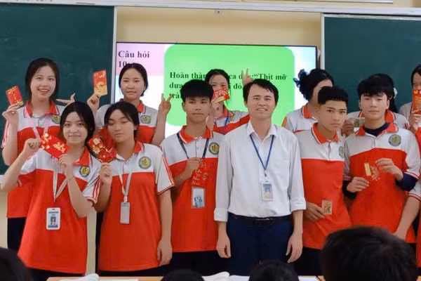Ở lại với mùa Xuân học trò – có lẽ đó chính là phần thưởng lặng lẽ mà nghề dạy học dành tặng. Ảnh: NVCC