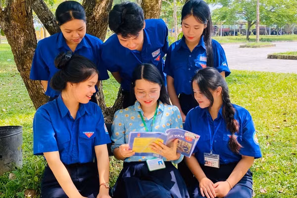 Cô trò Trường THPT Hương Vinh (TP Huế). Ảnh: NTCC