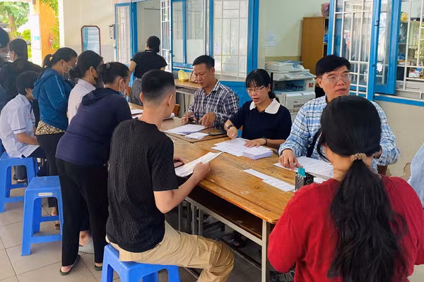 Học sinh, phụ huynh nộp hồ sơ vào lớp 10 tại một trung tâm giáo dục nghề nghiệp - giáo dục thường xuyên. Ảnh: MA