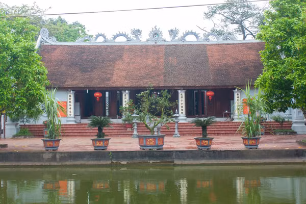 Đền Dạ Trạch và nghi môn nội đền Đa Hòa – nơi ghi dấu ấn Tiến sĩ Chu Mạnh Trinh trong vai trò như một kiến trúc sư. Ảnh: ITN