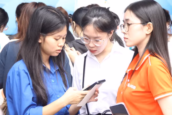 Doanh nghiệp tư vấn cho sinh viên tại Ngày hội việc làm của Trường Đại học Sư phạm Nghệ thuật Trung ương. Ảnh: TG