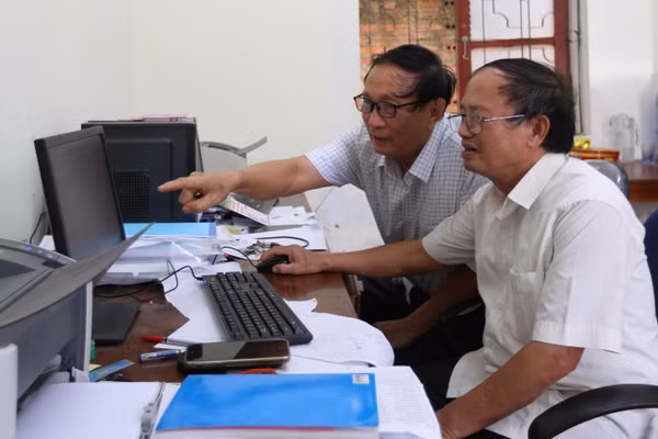Các nhà giáo già đang miệt mài biên soạn cuốn sách “Chân dung các liệt sĩ nhà giáo Hà Tĩnh”. 