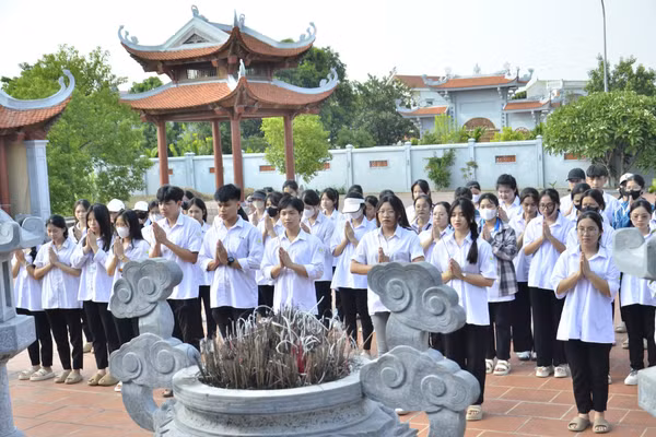 Học sinh Trường THPT Ân Thi (Hưng Yên) trong hoạt động về nguồn. Ảnh: NTCC