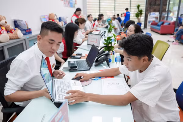 Học sinh THPT tìm hiểu thông tin tại Trường Đại học Kinh tế - Tài chính TPHCM. Ảnh: UEF