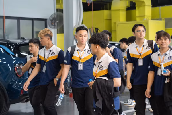 Sinh viên ngành Công nghệ ô tô, Trường Cao đẳng Bách khoa Bách Việt tham quan hệ thống xưởng của doanh nghiệp, tháng 3/2026. Ảnh: Bách Việt