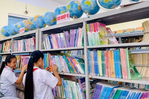 Sau giờ lên lớp, học sinh Việt Yên tìm đến thư viện để học tập.