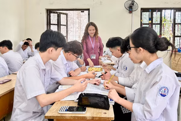 Cô Phạm Thị Liên và học sinh Trường THPT Vị Xuyên, Tuyên Quang trong giờ học tiếng Anh. Ảnh: NVCC