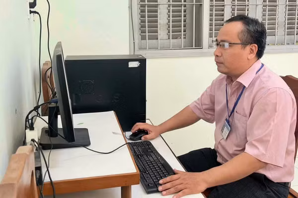 Ông Phan Trọng Hải - Phó Hiệu trưởng Trường THPT Nguyễn Huệ (Vĩnh Long) thực hiện thu thập minh chứng kiểm định chất lượng bằng phần mềm. Ảnh: NVCC