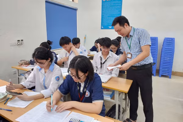 Giờ ôn tốt nghiệp môn Toán, lớp 12A1, Trường THPT Hạ Hòa, Phú Thọ.