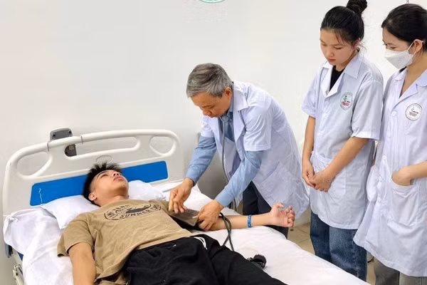 Sinh viên Trường Cao đẳng Dược Hà Nội thực hành tại bệnh viện. Ảnh: NTCC