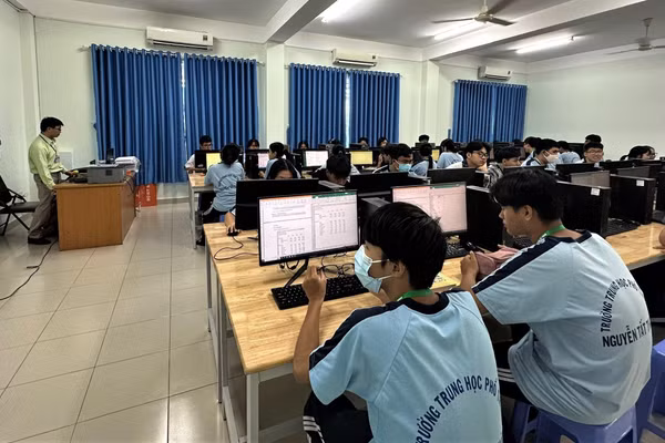 Học sinh Trường THPT Nguyễn Tất Thành làm quen qua bài kiểm tra chuẩn bị cho thi tốt nghiệp THPT trên máy tính. Ảnh: MA