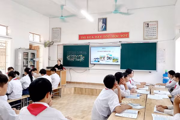 Cô trò Trường THCS Thụy Liên (Thái Thụy, Hưng Yên).