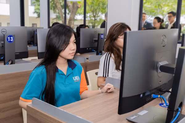 Sinh viên Đại học Kinh tế TPHCM tại trung tâm khảo thí của trường. Ảnh: UEH