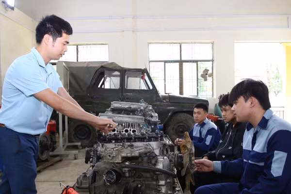 Học viên lớp Trung cấp Cơ khí hàn - xây dựng, Trường Cao đẳng KTCN Sơn La thực hành nghề hàn dân dụng. Ảnh minh họa: INT