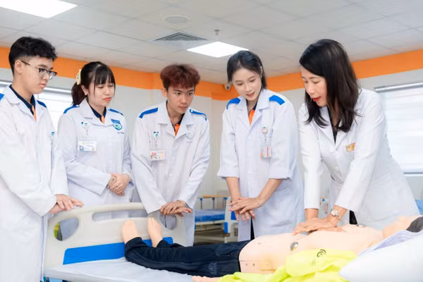 Sinh viên Y khoa, Trường Đại học Công nghệ TPHCM trong giờ thực hành. Ảnh: NTCC