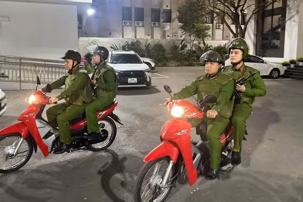 Các tổ công tác của công an tuần tra trên địa bàn Hà Nội.
