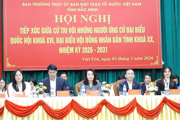 Cô Dương Thị Hải Yến - giáo viên Trường Mầm non An Dương (ngoài cùng bên phải) tại Hội nghị tiếp xúc cử tri với người ứng cử đại biểu Quốc hội khóa XVI. 