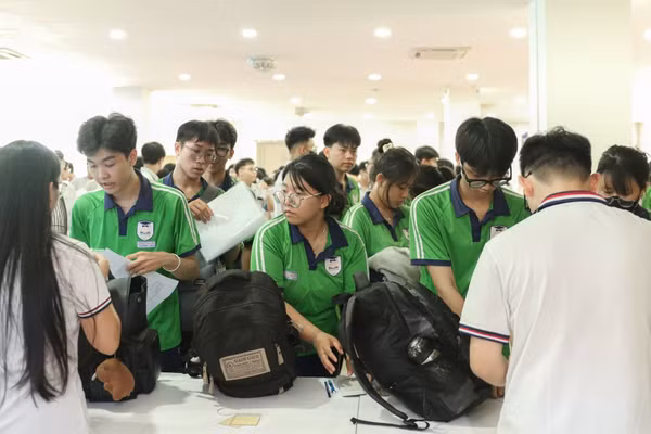 Học sinh THPT dự kỳ thi thử tốt nghiệp THPT tại Trường Đại học Ngân hàng TPHCM, ngày 4/5/2026. Ảnh: HUB