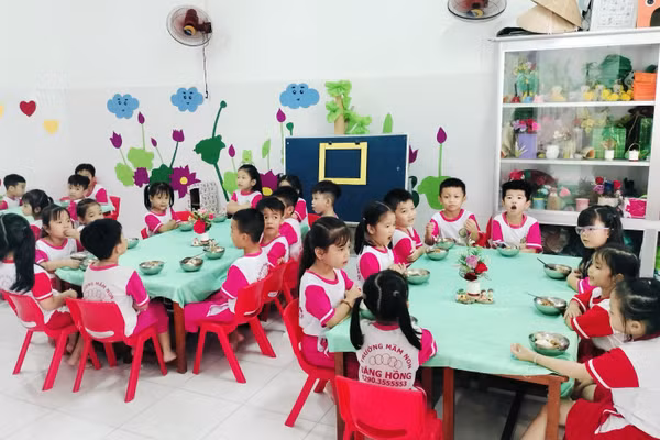 Các trường chú trọng bảo đảm dinh dưỡng, an toàn thực phẩm cho học sinh trong mùa nắng nóng. Ảnh: TG