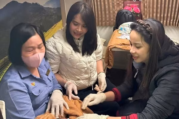 Bé trai chào đời an toàn nhờ sự hỗ trợ đỡ đẻ của 2 sinh viên trên chuyến tàu. Ảnh: NTCC