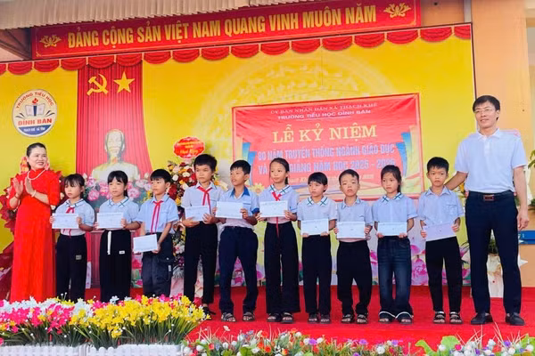 Trường Tiểu học Đỉnh Bàn (Thạch Khê, Hà Tĩnh) đã kêu gọi được các nguồn hỗ trợ cho học sinh sau bão. Ảnh: Hồ Phương