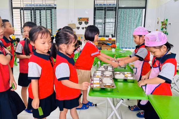 Bữa ăn bán trú tại Trường Mầm non Thạch Khê (Hà Tĩnh).