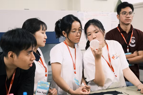 Hồ Thái Anh Thi (thứ 2 bên phải) cùng nhóm của mình say mê nghiên cứu. Ảnh: HCMUT
