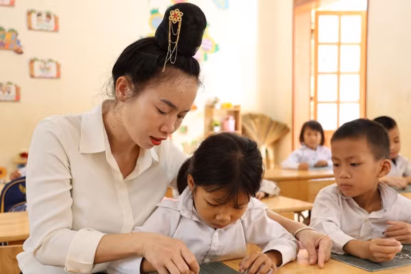 Cô trò Trường Tiểu học Chiềng Nơi (Sơn La). Ảnh: Báo Sơn La
