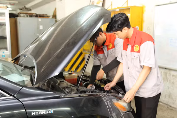 Sinh viên Trường Cao đẳng Viễn Đông thực hành sửa chữa ô tô. Ảnh: NTCC