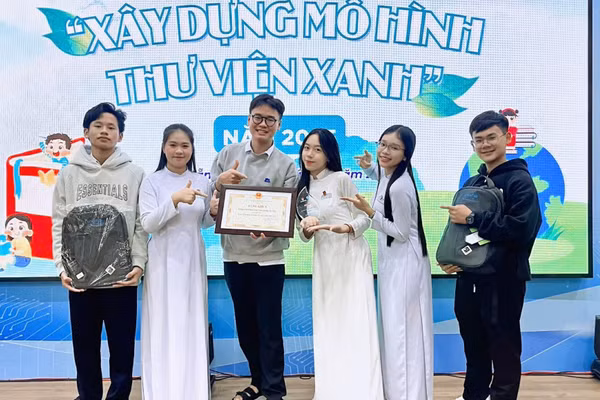 Học sinh Trường THPT Phan Châu Trinh (phường Hải Châu, TP Đà Nẵng) nhận giải thưởng dự án “Xây dựng mô hình thư viện xanh”. Ảnh: NTCC