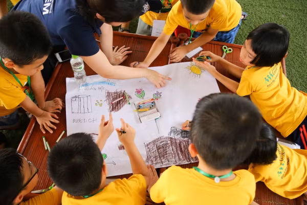 Nhiều phụ huynh cho rằng mùa Hè là dịp hiếm hoi để trẻ có thời gian gần gũi hơn với gia đình và thiên nhiên sau một năm học nhiều áp lực. Ảnh: INT.