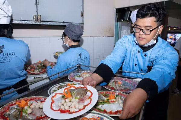 Sinh viên Trường Trung cấp Việt Giao trong giờ thực hành. Ảnh: NTCC