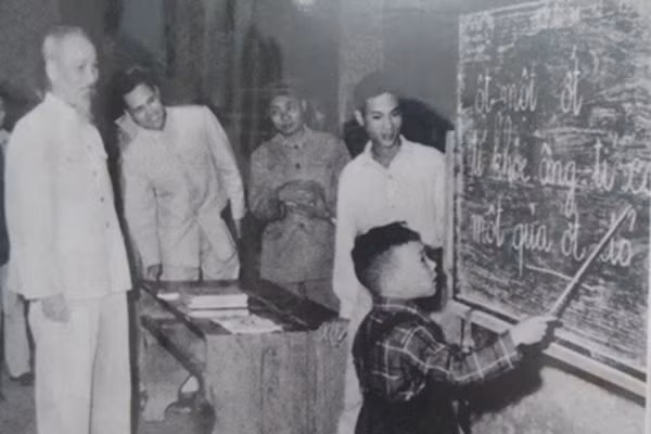 Chủ tịch Hồ Chí Minh thăm một lớp học của phong trào Bình dân học vụ. Ảnh tư liệu