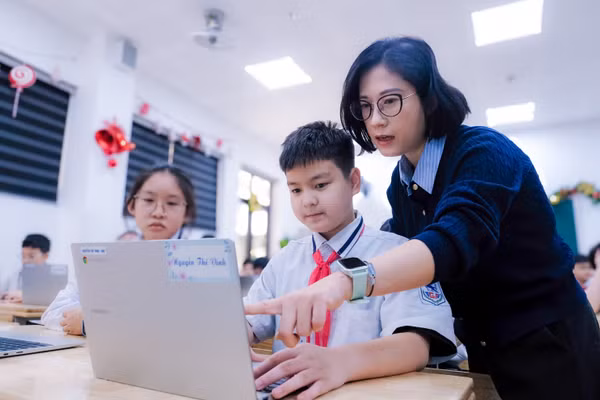 Cô và trò Trường THCS Giảng Võ (Hà Nội). Ảnh: Đăng Chung