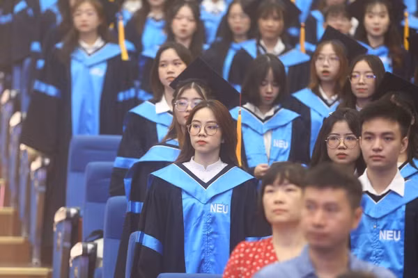 Sinh viên Đại học Kinh tế Quốc dân. Ảnh minh họa: INT