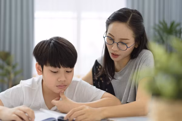 Áp lực điểm số và kỳ vọng thành tích khiến không ít trẻ em bước vào việc học trong trạng thái mệt mỏi kéo dài.