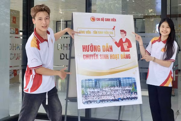 Chi bộ sinh viên Trường Đại học Kinh tế – Đại học Đà Nẵng hỗ trợ đón tân sinh viên làm thủ tục nhập học năm 2025.