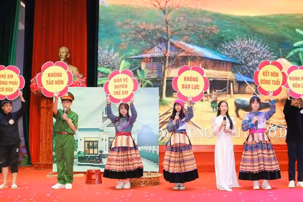 Học sinh Trường THCS Si Ma Cai nói không với nạn tảo hôn và hôn nhân cận huyết thống.