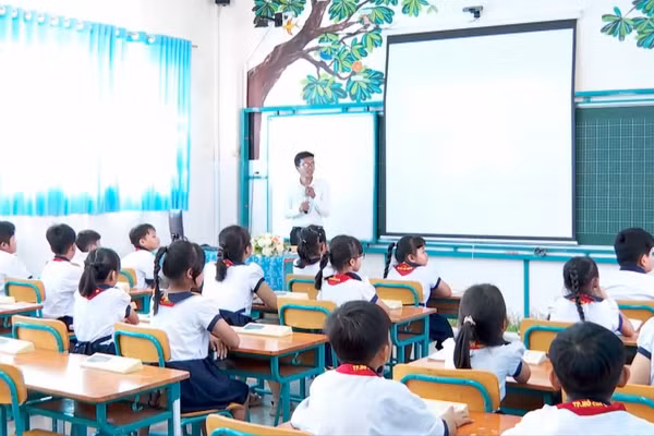 Học sinh Trường Tiểu học Thạnh An tham gia một tiết học trực tuyến. Ảnh: NTCC