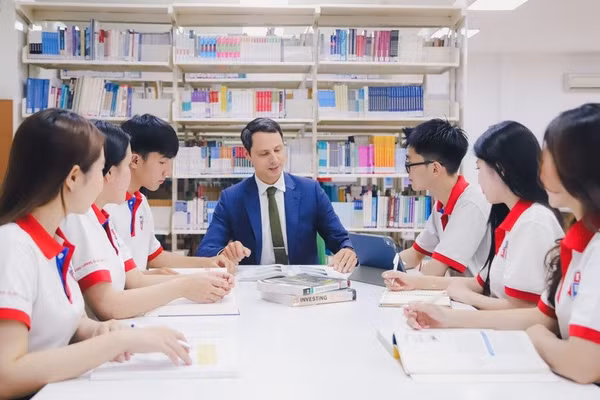 Sinh viên Viện Đào tạo Quốc tế - Trường Đại học Nguyễn Tất Thành trao đổi cùng giảng viên. Ảnh: NTTU