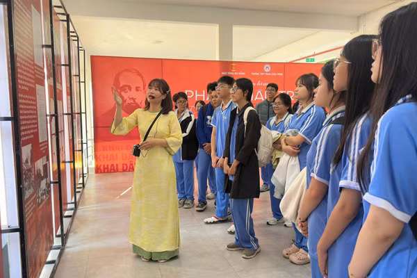 Học sinh Trường THPT Phan Châu Trinh (phường Hải Châu) nghe thuyết minh tại triển lãm “Phan Châu Trinh - Cây tùng xứ Quảng” được tổ chức ngay tại trường. Ảnh: NTCC