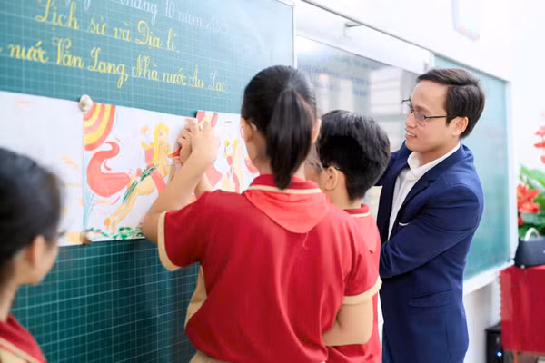 Tiết học môn Lịch sử lớp 5 có ứng dụng AI tại Trường Tiểu học Diêm Điền (xã Thái Thụy). Ảnh: Đinh Chiến