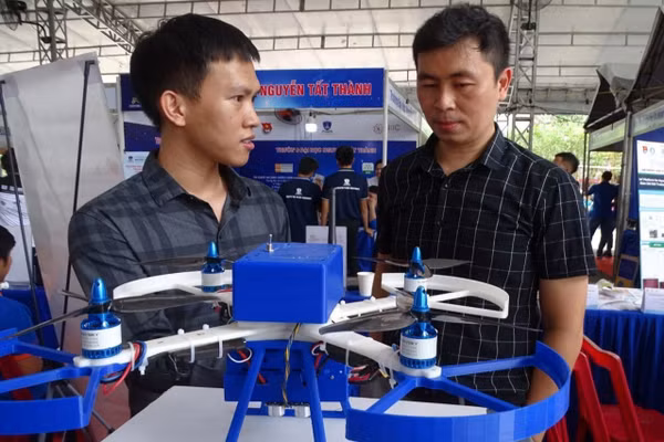 Thiết bị bay không người lái do sinh viên Trường Đại học Công nghệ Kỹ thuật TPHCM thiết kế. Ảnh: Hà An